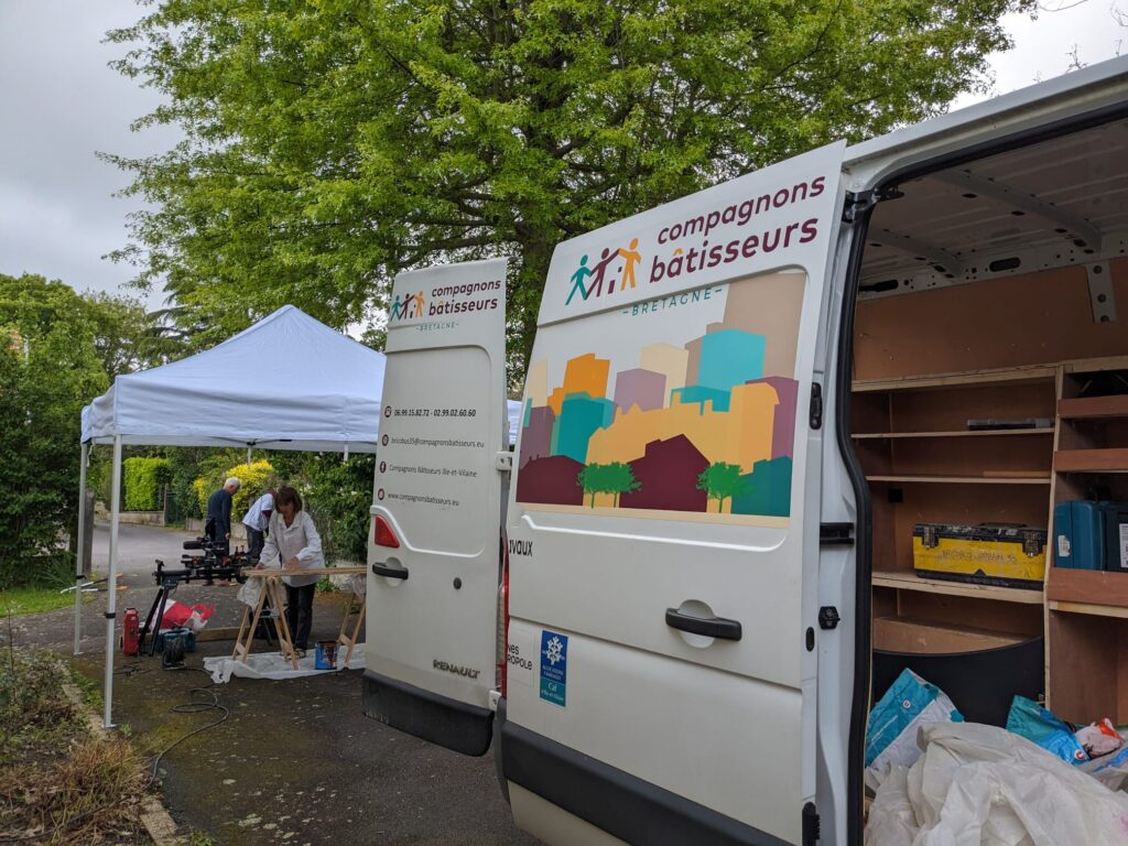 Les compagnons bâtisseurs lors de la construction du portail