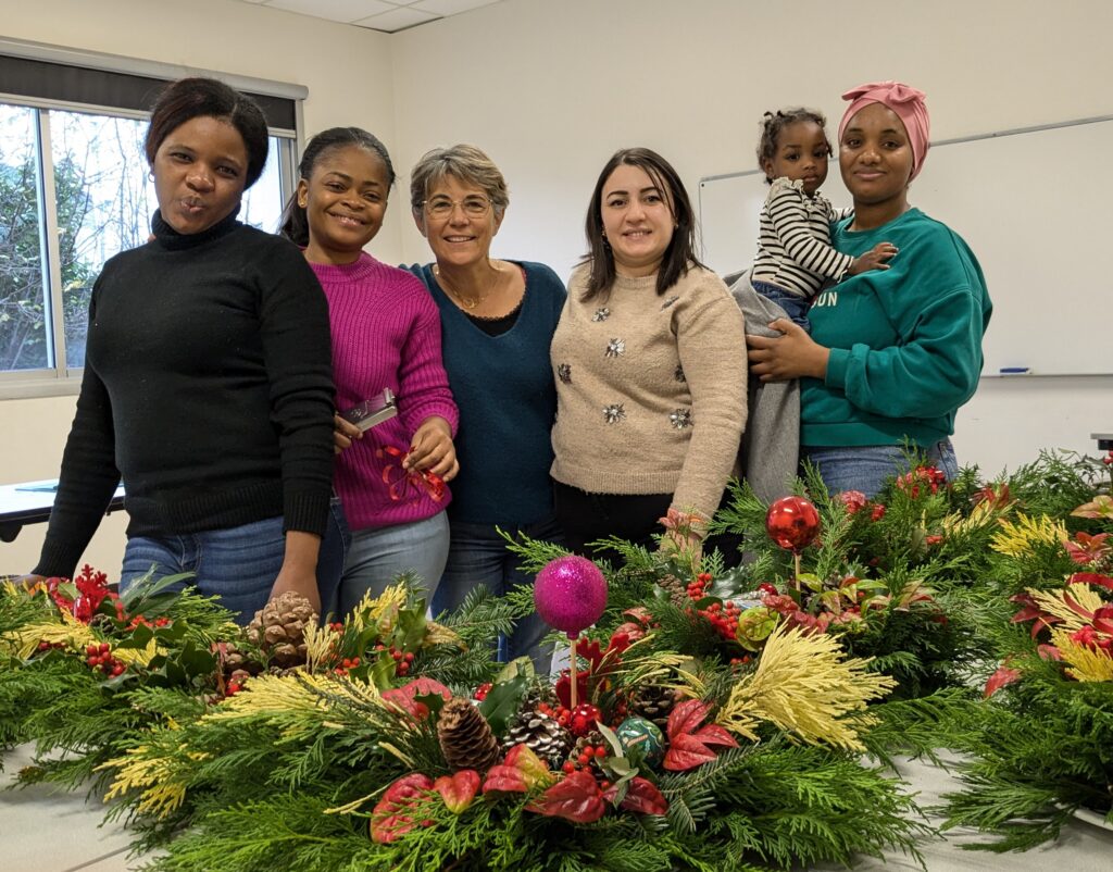 Les femmes exilées et les femmes de l'ARB se retrouvent pour préparer la fête de Noël.