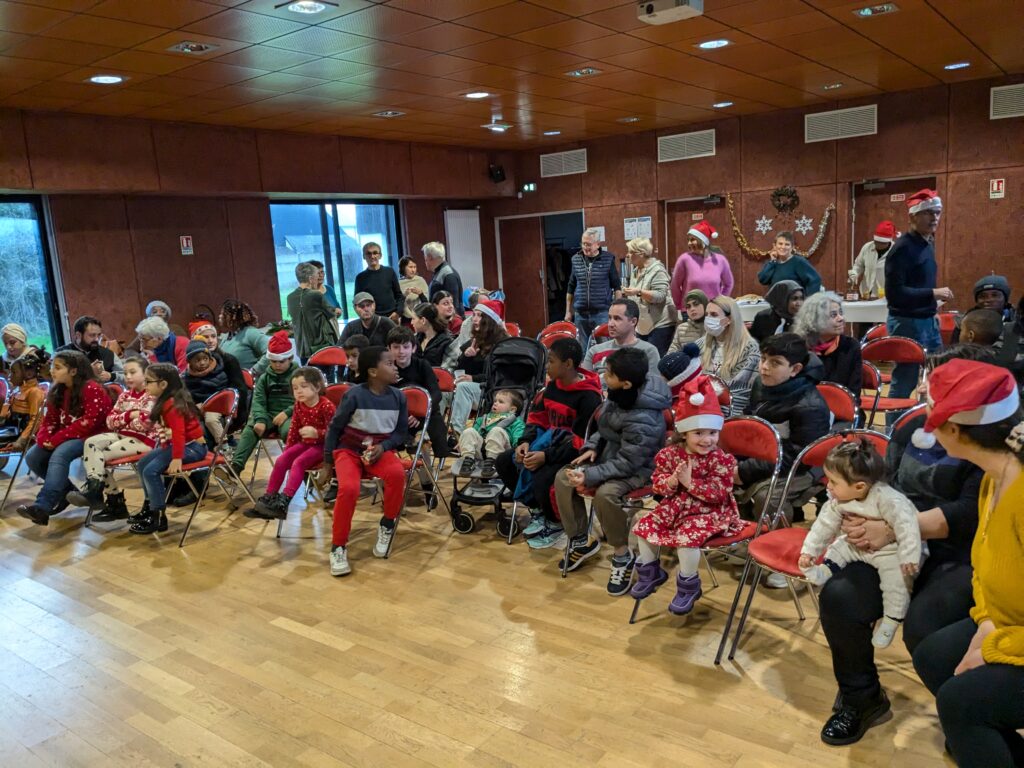 Les enfants attendent le Père Noël avec impatience